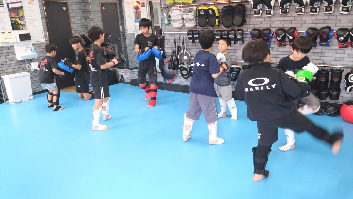 DiiSabaay's tweet photo. 土曜日のキッズクラス。
体験の子が来て練習の予定でしたが、時間の都合で見学となってしまいました。

母親と見学だったからか、キッズ達は真面目に練習です(笑)

常日頃、真面目に練習をしなさい！

#千葉県 #市川市 #新田 #キックボクシング #キッズクラス #土曜日 https://t.co/53LPYbmhth