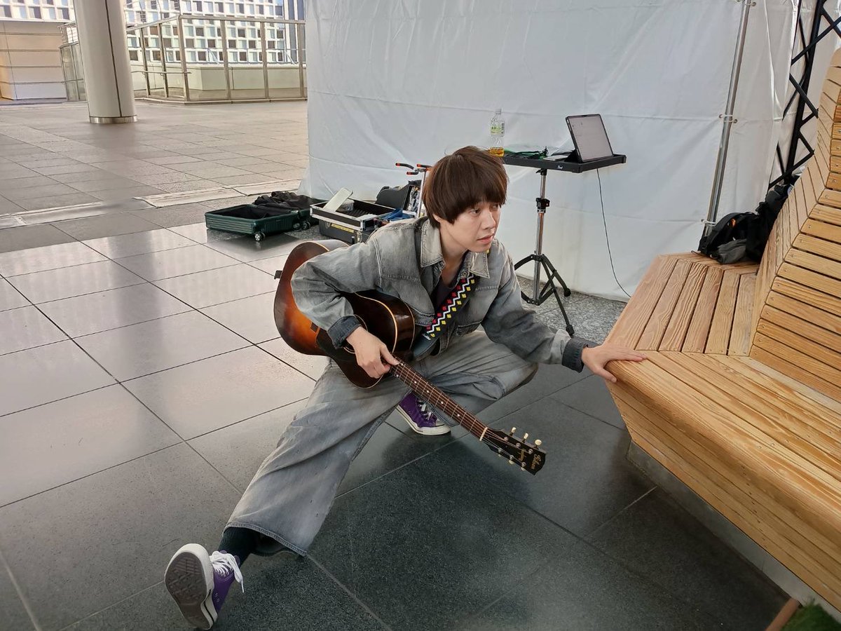 ff_souichiro's tweet photo. 802 PSY TONE RADIO in 大阪駅🚃

今日は素敵なミュージシャンの皆さんと、大阪駅のホームの真上という最高の場所で演奏するというPSY TONEのイベントでした🦏🎼

斎藤くん、健ちゃん、井上さん、高樹さん、そしてカメムシちゃんと、最初から最後までめちゃくちゃ楽しい一日。

呼んでくれた斎藤くん、FM802の皆さま、そしてお越しくださった皆さま、ありがとうございました！

次の大阪でのライブは、
年末のRADIO CRAZY📻
年明けのHANSHIGAI 3🐶です！

皆さま、またお会いしましょうー！🙌！