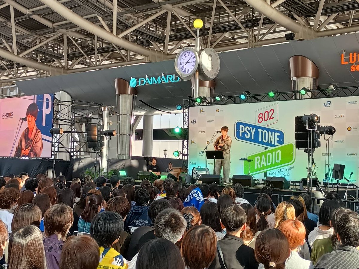 ff_souichiro's tweet photo. 802 PSY TONE RADIO in 大阪駅🚃

今日は素敵なミュージシャンの皆さんと、大阪駅のホームの真上という最高の場所で演奏するというPSY TONEのイベントでした🦏🎼

斎藤くん、健ちゃん、井上さん、高樹さん、そしてカメムシちゃんと、最初から最後までめちゃくちゃ楽しい一日。

呼んでくれた斎藤くん、FM802の皆さま、そしてお越しくださった皆さま、ありがとうございました！

次の大阪でのライブは、
年末のRADIO CRAZY📻
年明けのHANSHIGAI 3🐶です！

皆さま、またお会いしましょうー！🙌！