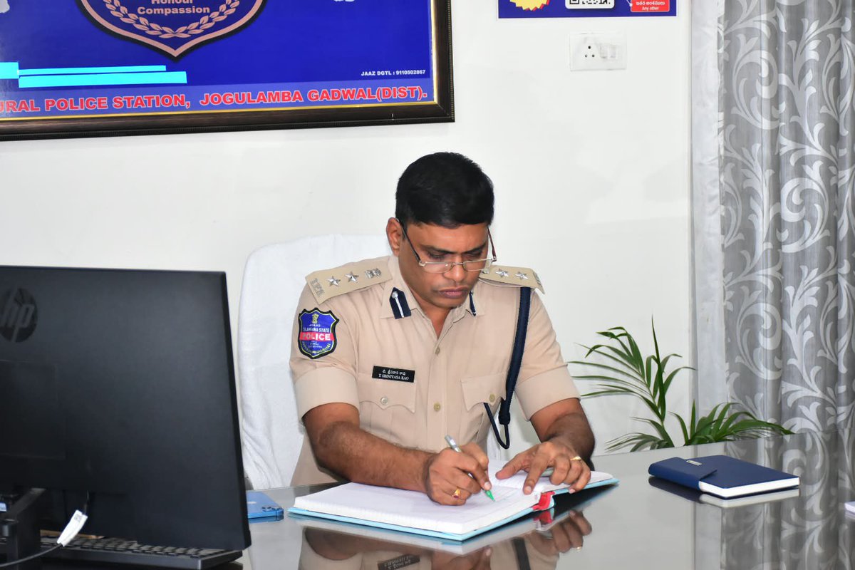SP_Gadwal's tweet photo. ➤ గద్వాల రూరల్ పోలీస్ స్టేషన్‌ను ఆకస్మికంగా తనిఖీ చేసిన జిల్లా ఎస్పీ టి. శ్రీనివాసరావు, IPS.*

 *⟹ ప్రజలకు అందుబాటులో ఉండాలి.. ఫిర్యాదులపై తక్షణమే స్పందించాలి.*

 *⟹ 24×7 గస్తీతో నేరాలు, డ్రంక్ అండ్ డ్రైవ్‌తో రోడ్డు ప్రమాదాల నియంత్రణ.* https://t.co/NRxNCgnRrs