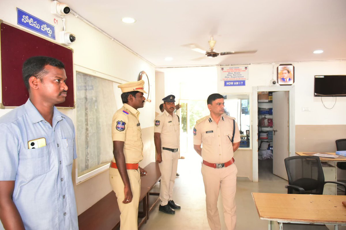 SP_Gadwal's tweet photo. ➤ గద్వాల రూరల్ పోలీస్ స్టేషన్‌ను ఆకస్మికంగా తనిఖీ చేసిన జిల్లా ఎస్పీ టి. శ్రీనివాసరావు, IPS.*

 *⟹ ప్రజలకు అందుబాటులో ఉండాలి.. ఫిర్యాదులపై తక్షణమే స్పందించాలి.*

 *⟹ 24×7 గస్తీతో నేరాలు, డ్రంక్ అండ్ డ్రైవ్‌తో రోడ్డు ప్రమాదాల నియంత్రణ.* https://t.co/NRxNCgnRrs