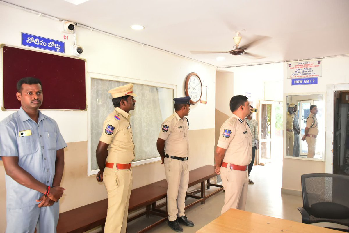 SP_Gadwal's tweet photo. ➤ గద్వాల రూరల్ పోలీస్ స్టేషన్‌ను ఆకస్మికంగా తనిఖీ చేసిన జిల్లా ఎస్పీ టి. శ్రీనివాసరావు, IPS.*

 *⟹ ప్రజలకు అందుబాటులో ఉండాలి.. ఫిర్యాదులపై తక్షణమే స్పందించాలి.*

 *⟹ 24×7 గస్తీతో నేరాలు, డ్రంక్ అండ్ డ్రైవ్‌తో రోడ్డు ప్రమాదాల నియంత్రణ.* https://t.co/NRxNCgnRrs
