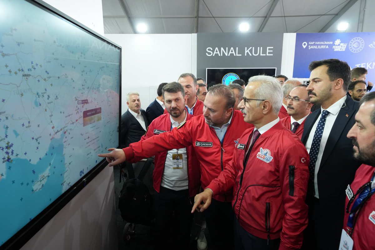 cakmakfatih's tweet photo. 📍 Şanlıurfa GAP Havalimanı | #TEKNOFEST Güneydoğu
 
Ulaştırma ve Altyapı Bakanımız Sayın @a_uraloglu, #TEKNOFEST Güneydoğu kapsamında DHMİ standımızı ziyaret ettiler.
 
Sayın Bakanımıza, havacılıkta kabiliyetimizi güçlendiren yerli ve millî sistemlerimiz ile gençlerimizi havacılık teknolojileriyle buluşturan çalışmalarımız hakkında bilgi arz ettik.
 
Türk havacılığının teknolojik bağımsızlığını güçlendiren çalışmalarımıza direktifleriyle destek olan Sayın Bakanımıza teşekkürlerimi arz ediyorum. 

#TeknofestGüneydoğu
#TürkiyeHızlanıyor🇹🇷