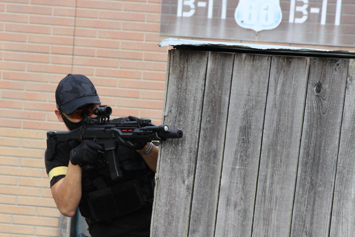 m14ebr21's tweet photo. 幸いにもフィールドにバッテリーのレンタルがあり、持ってきた銃でスコーピオンevo3がレンタルバッテリーの形状に対応したんで遊べはした。
でもメインで使いたかった次世代MP5は使えず、頼みのスコーピオンevo3も調子悪くて不完全燃焼でした… https://t.co/HRHuVWCWbe