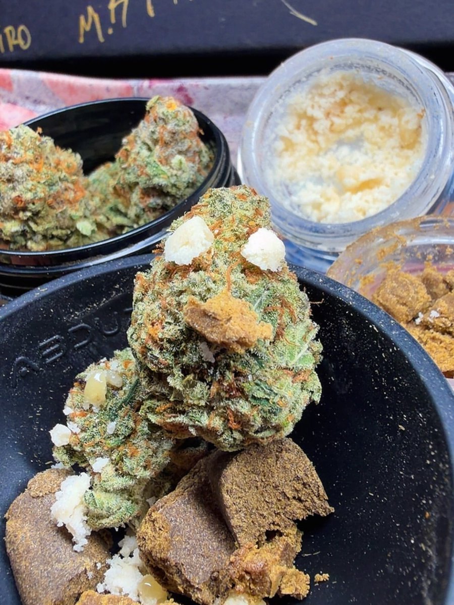 SPACECANNABIS's tweet photo. Não tenho nem roupa para fumar isso https://t.co/7BOOMVtuOt