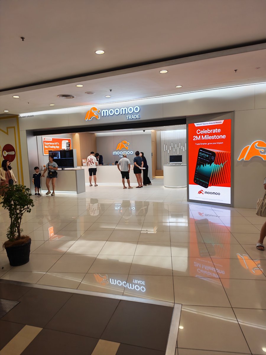 ZLTay1's tweet photo. Finally visited the moomoo Penang store! 🧡 Been using the app, so it’s pretty cool to finally see a physical moomoo store in Penang.
@moomoo https://t.co/MCq8flc8gk