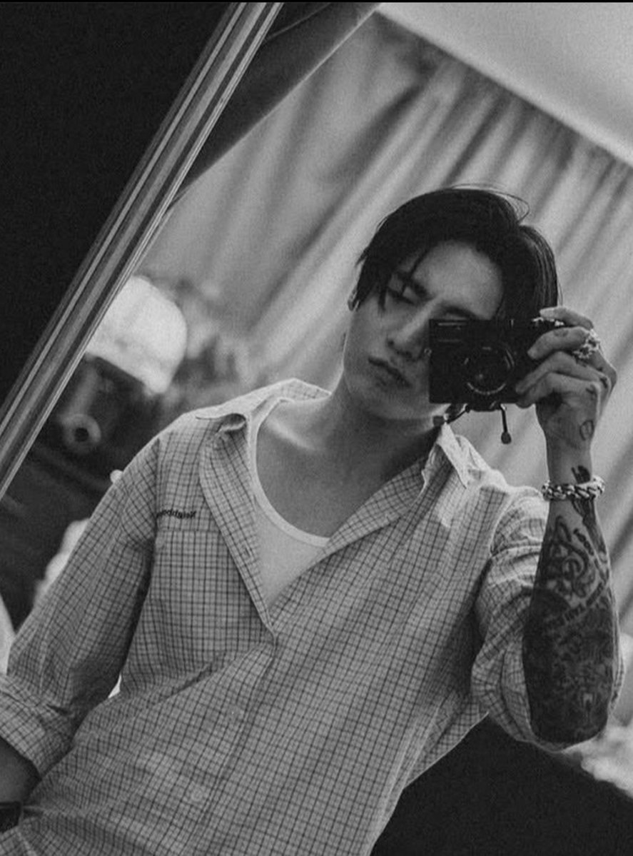 Kvdarlings's tweet photo. -One taehyung pic wasn't enough he posted two and even properly made a two frame pic only for taehyung ♡
-Taehyung being the only one framed in white Polaroid-style pic to make it stand out and it's also boyfriend day♡ 
-So close to each other sitting in the backseat ♡ https://t.co/BbyYZ0jujC