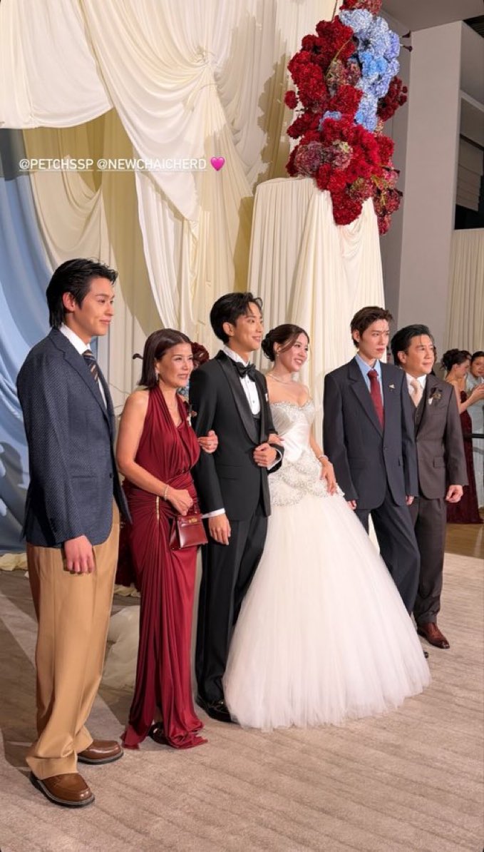 subthtjch's tweet photo. สมาชิกคนที่หกของจริงมาก ไม่มีใครในเฟรม
นอกจากครอบครัวพีพี  ใช่ค่ะ บิวกิ้นคือคนที่ยืนอยู่ตรงนั้น ภาพชัดมากกกก อมกกกกกกกกกกกกกก https://t.co/UtqYWC3dg9
