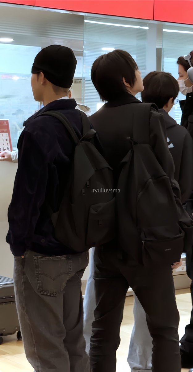 twoyulz4sho's tweet photo. with the way they gravitate towards each other, 2yulz must feel some sense of security whenever they are this clos 🥹 https://t.co/UG47vwBe01