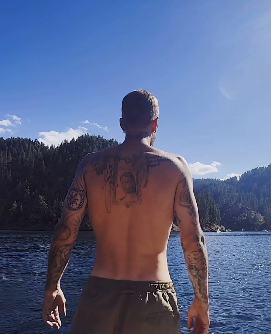 drewlegend_'s tweet photo. amo que justin se dejó espacio en la espalda para los tatuajes de sus próximos hijos 🥹 https://t.co/nkFIHZFzyC