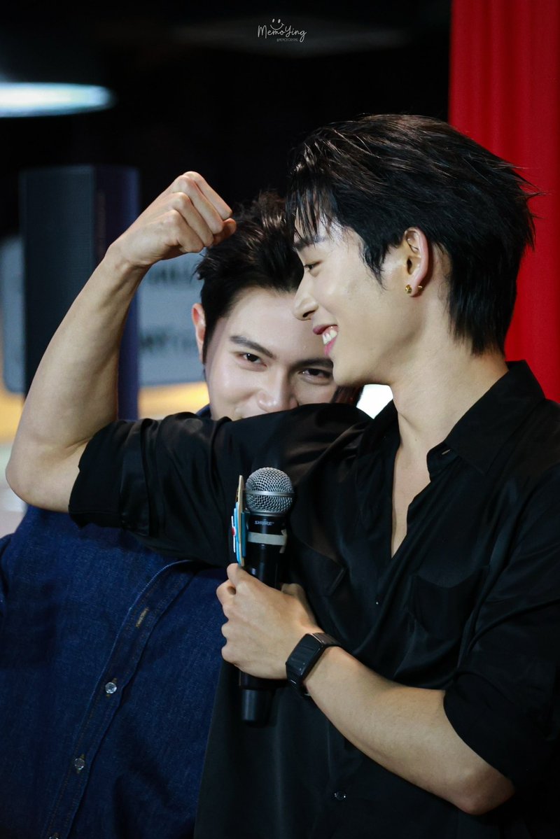MEMOFORYING's tweet photo. จุ๊บกล้ามพี่เอสฟินม้ายยยย

#YouManiacSeriesEP6
#WilliamEst https://t.co/khXWIqVQvU