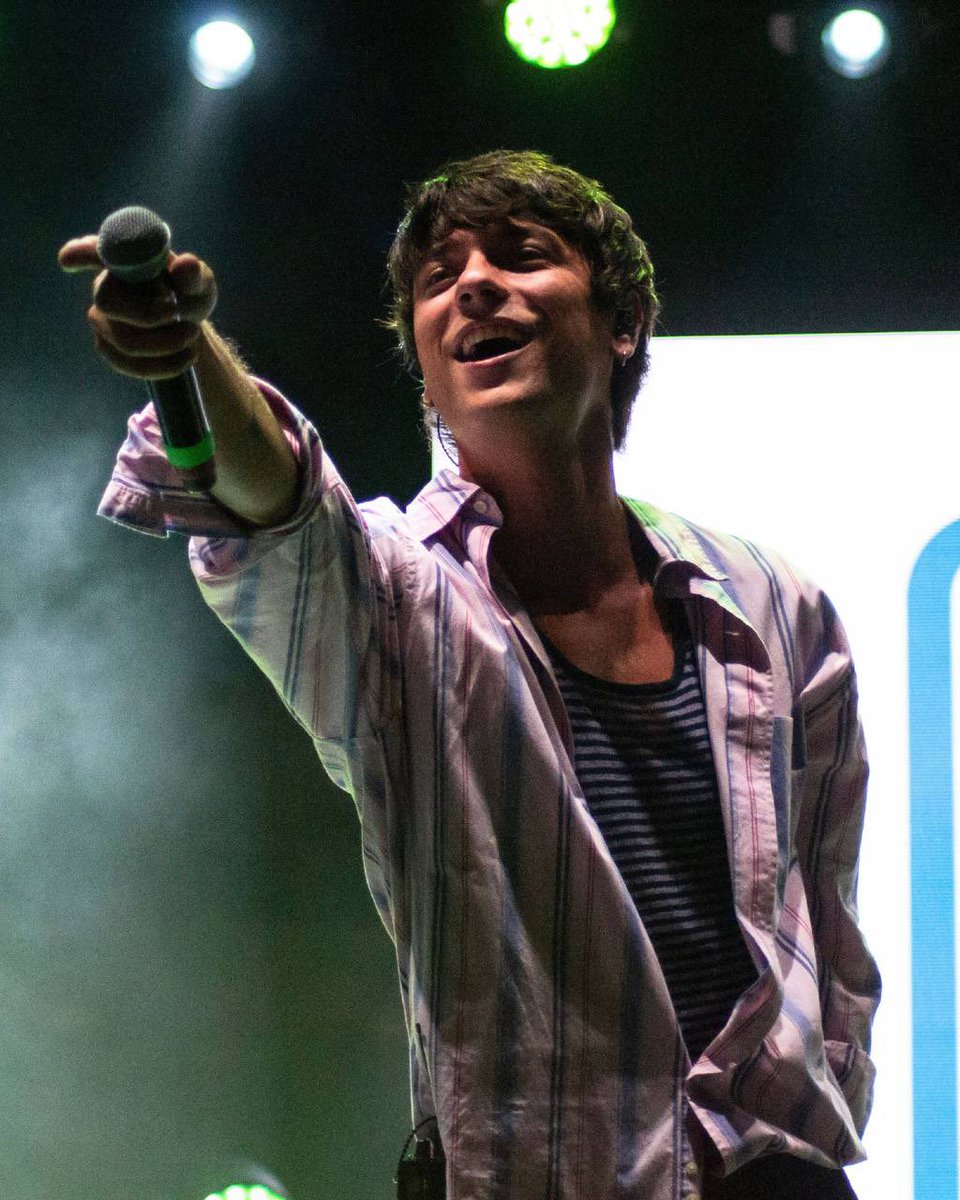 f4arispenti's tweet photo. x sempre così.
sei nato per far ascoltare le tue canzoni, la tua penna, la tua voce alla gente.
“artisti ci si nasce lo senti da bambino”🖤🎤✨ https://t.co/I42e1CvCLI
