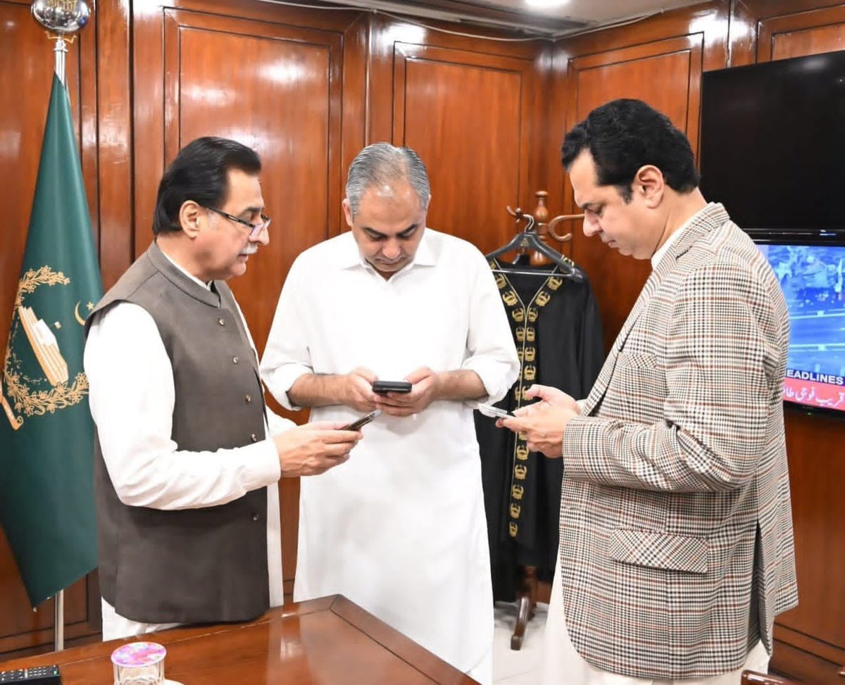 ArifRetd's tweet photo. *دلچسپ تصویر، مذاکرات کے دور میں موبائل کا دور۔۔!!_*

*سب کیا چیک کر رہے ہیں؟ https://t.co/cje7qcblXt
