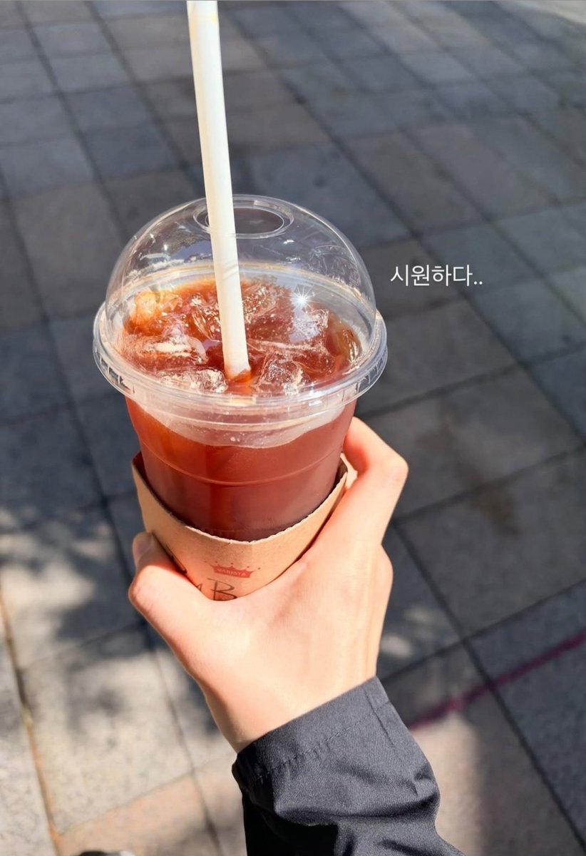 bhbrazil_'s tweet photo. #BAEKHYUN via stories do Instagram (@/baekhyunee_exo).

Story 1: Print com o significado de “se amostrar”.
Story 2: “Que refrescante...” https://t.co/GiSfooIuGj