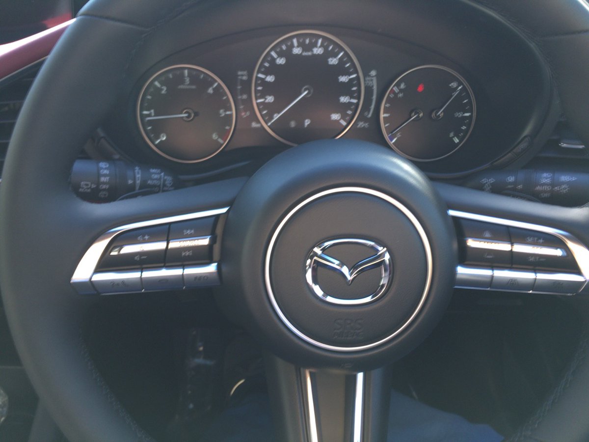 teammho's tweet photo. マツダ3の6速MT「SKYACTIV-MT」は、人間の腕や筋肉の動きまで分析して開発されたらしい。

エンジンの次は、ドライバーの二の腕まで設計図に入ってきた。

ATは
「何もしなくていいよ」
と言ってくれる時代に、

このMTは
「その左手、ちゃんと気持ちよくさせますから」
と言ってくる。
口説き文句が重い。