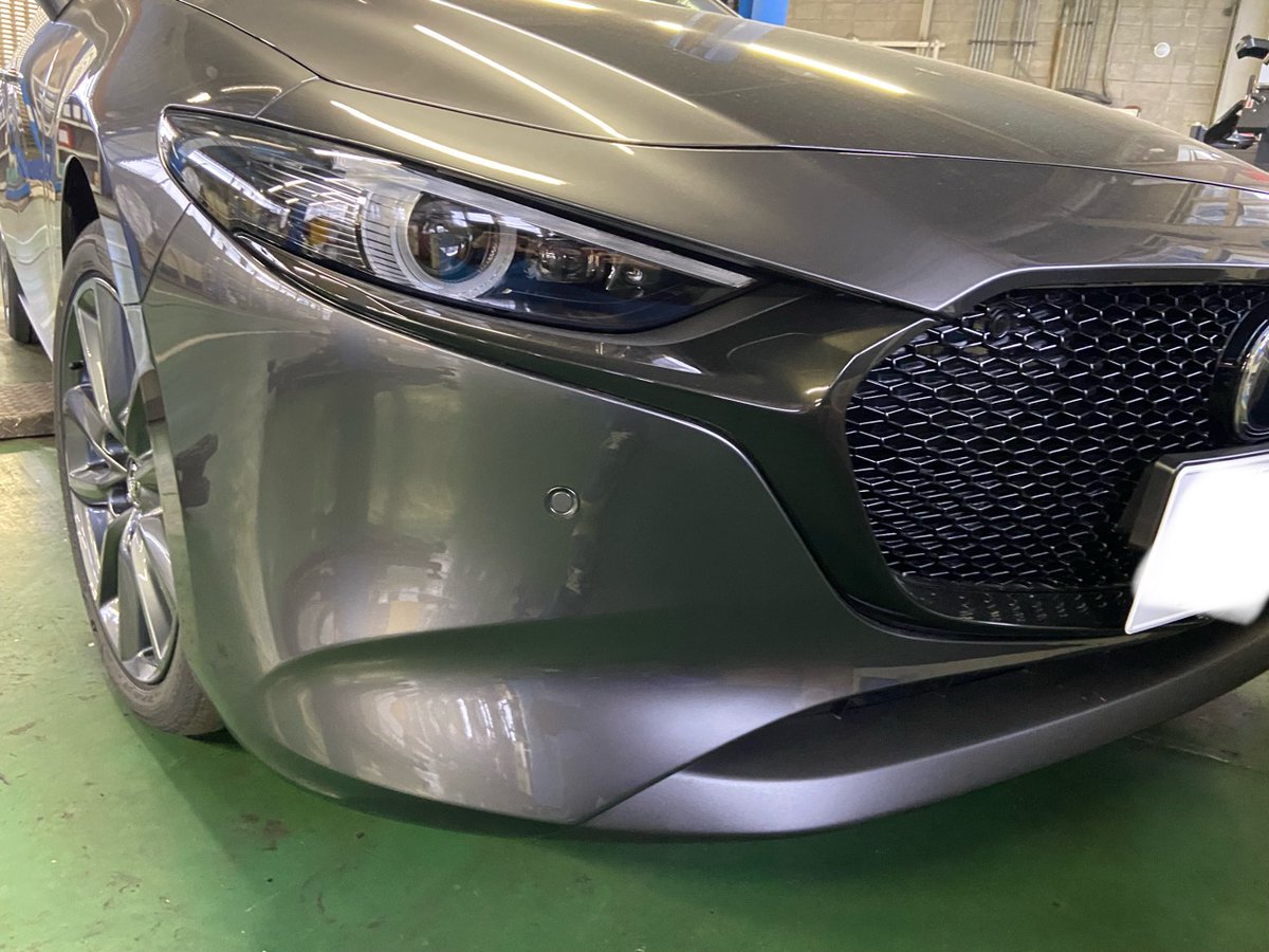 teammho's tweet photo. マツダ3の6速MT「SKYACTIV-MT」は、人間の腕や筋肉の動きまで分析して開発されたらしい。

エンジンの次は、ドライバーの二の腕まで設計図に入ってきた。

ATは
「何もしなくていいよ」
と言ってくれる時代に、

このMTは
「その左手、ちゃんと気持ちよくさせますから」
と言ってくる。
口説き文句が重い。
