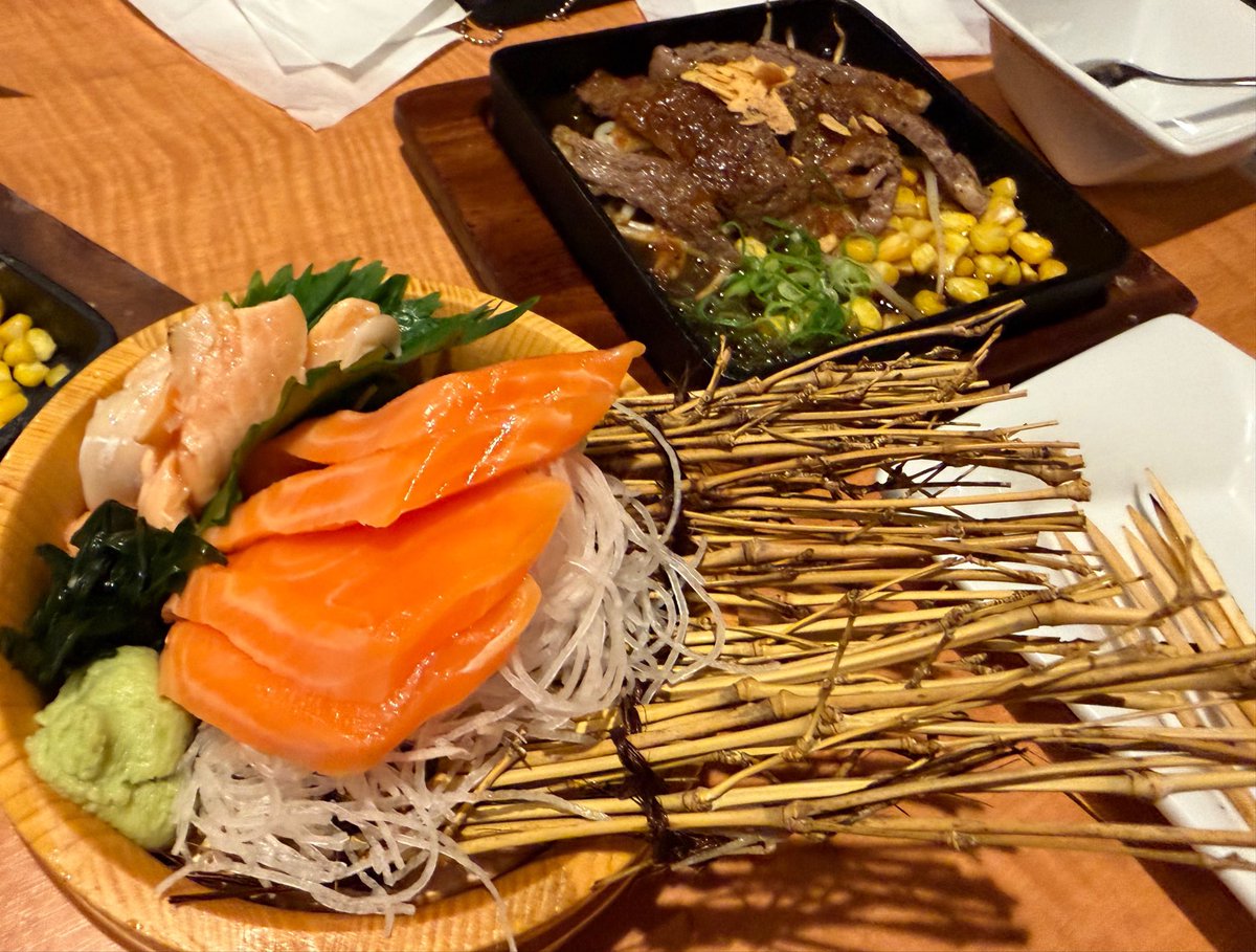 omottyann's tweet photo. 晩ごはん！
オープン記念の全品半額でこんだけ頼んで5000円いかないのつよい！ https://t.co/9HGIC6j9ud