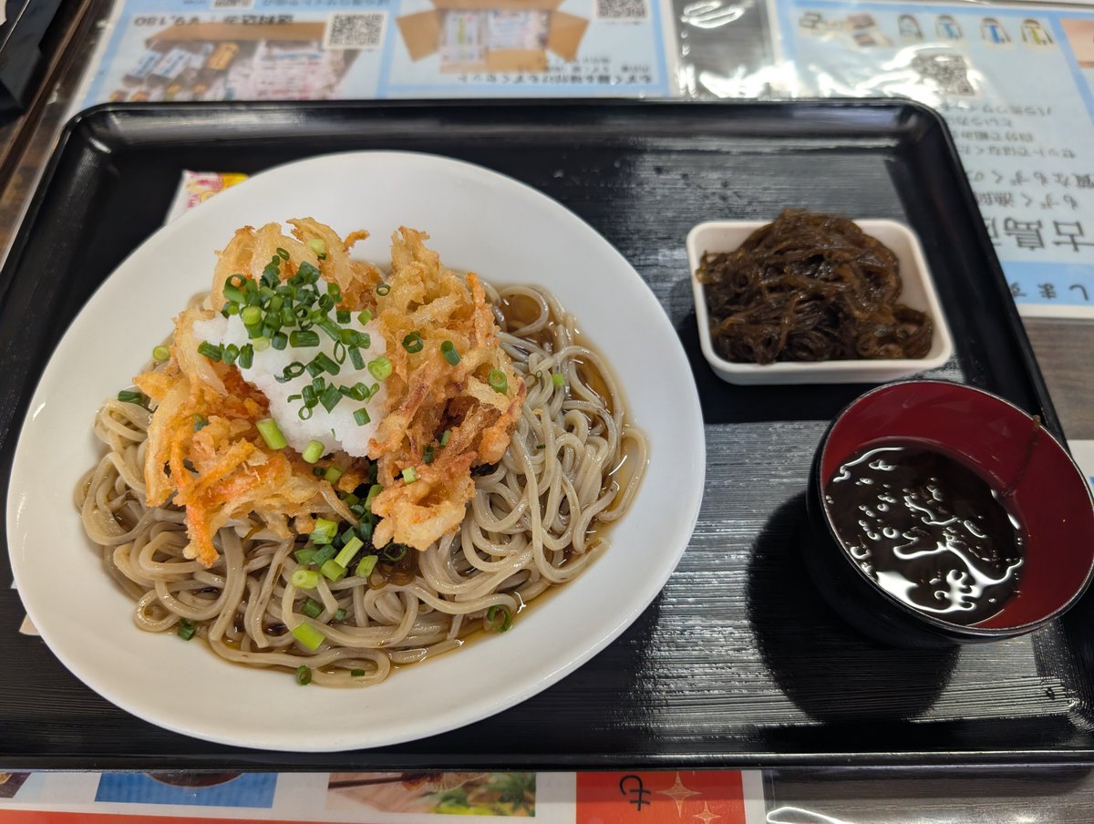 naozone's tweet photo. 「もずく麺屋んつばた」で最後のランチ。のど越しの良いもずく麺に、おかわり自由のもずくをたっぷり絡ませて頂く。風味豊かで大変美味。
かき揚げも大きくさくさくで食べ応え十分。もずくで腹いっぱいになったのは人生初。宮古島で再訪すべき店をまた一つ見つけてしまった。 https://t.co/1H5aaZr1Bn
