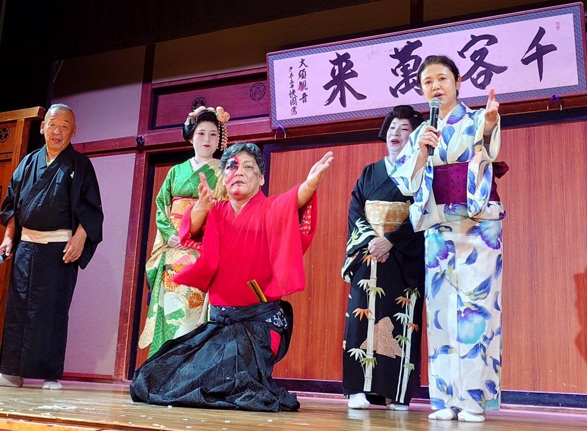 aisan_no_danna's tweet photo. #大須ごった煮夜市  企画
🏮#大須演芸場ミニ寄席
千穐楽がはねました👏👏

英語風バージョンの講談
や落語のなかで、マイペ
ースを崩さない江戸曲独
楽の柳家三亀司 師匠…🤣

🌠夜の公演では珍しく
二階席まで満員の演芸場

さすが無料、ただより怖
いものはない…かも😆
投げ銭だけは👍 https://t.co/P5nszbVo8Y