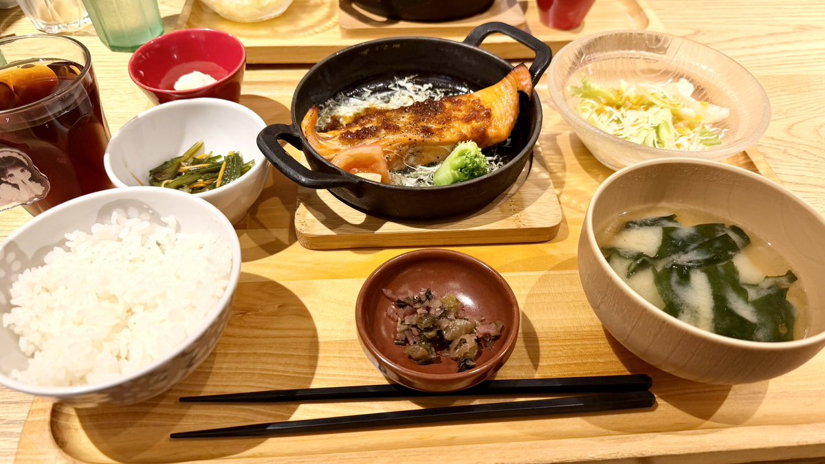 masa__masay's tweet photo. 今日は豊洲へ。帰りに寄ったお店のサーモンの生姜醤油ソース定食が美味しかった https://t.co/g91Ge49ujM