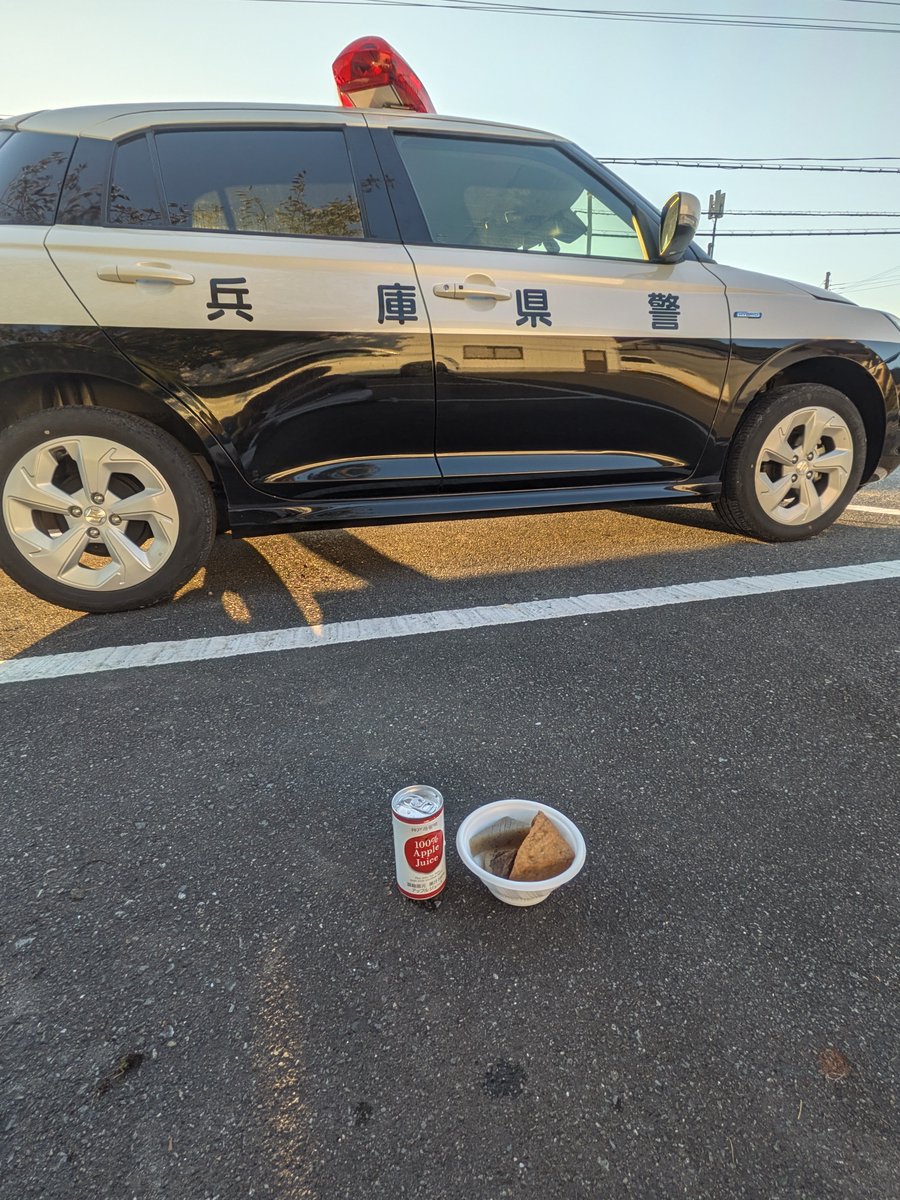 KAMO__KAMO__'s tweet photo. 警察車両の裏でこそこそとエサを https://t.co/oxt3XRq3dF