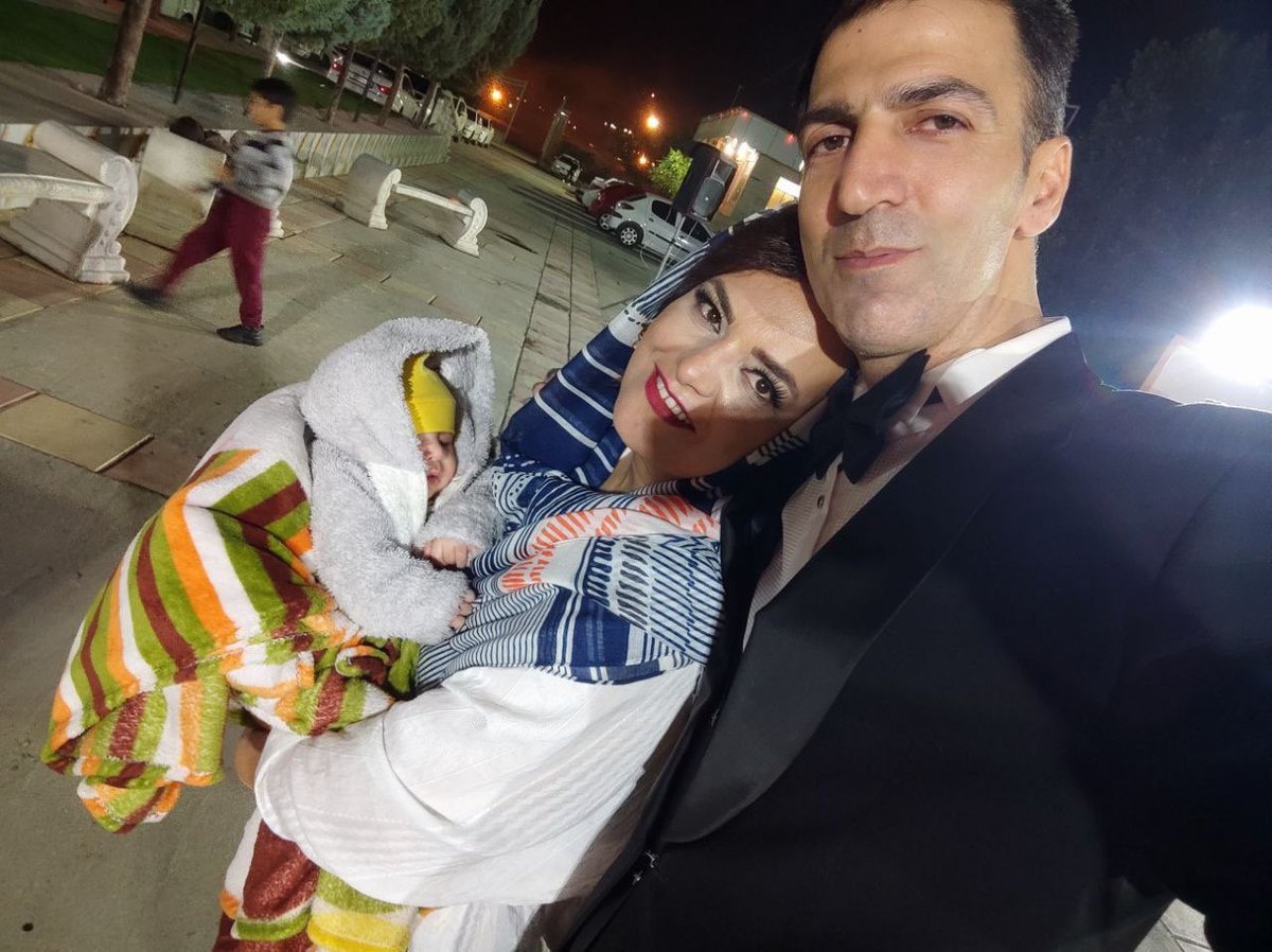 KhatibiOfficial's tweet photo. ببینید در طول همین چند ماه چه بر سر همسر جاویدنام #هادی_فروغ آمده…

هادی عاشق اسم فرنام بوده..اسم فروشگاهشم فرنام‌تک بود...قرار بود اگه پسری داشتند اسمشو بذارند فرنام فروغ..ولی چند روز قبل از تولدش گفته «میدونستی آوش یعنی مانند آب؟ بیا اسمشو میذارم آوش تا به یمن قدمش تو این مملکت بارون بباره.»
#پاينده_ایران_جاویدشاه 
#KingRezaPahlavi‌ForIran