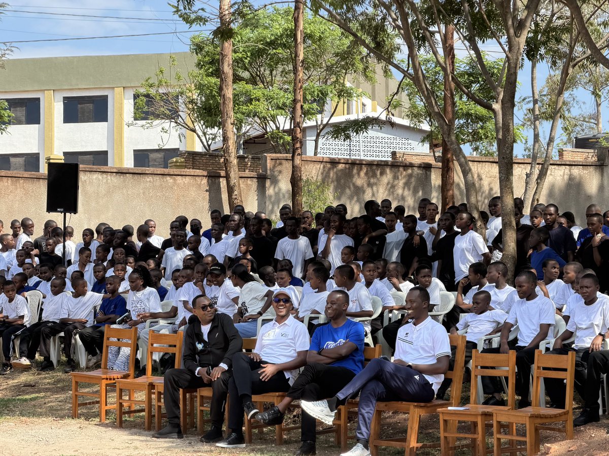 CAGUWA_2's tweet photo. Abayobozi bakuru batandukanye bari hano mu Karere ka Kirehe, ku kigo cy’amashuri E.S.RUSUMO ahari kubera umukino wa Volleyballs wahuje abanyeshuri bo muri kino kigo ndetse n’aba Sober Gen! 

Message y’uyu mukino nukwamagana ibiyobyabwenge ndetse no gukomeza gukunda siporo kuko ari nziza kubuzima.

🏃Nkigendera