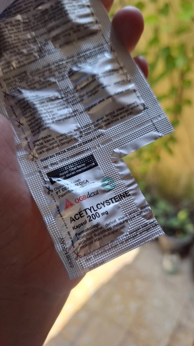 taurosze's tweet photo. Acetylcysteine itu obat batuk paling bau sejagat tapi paling underrated 😭

Baunya dari gugus sulfur, bukan obatnya rusak dan dia bukan cuma pengencer dahak, perokok juga sering dapet manfaatnya.🚬

Siapa yang pernah jadi korban baunya? 👀 https://t.co/1mOcJaVsmf