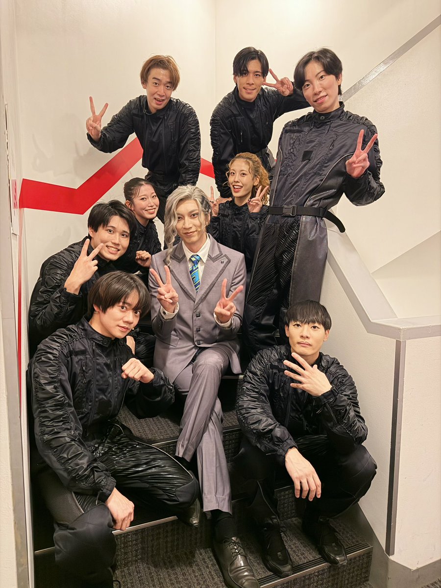 ayukawa_taiyou's tweet photo. 「TIGER &amp; BUNNY」THE STAGE

アンサンブルのみんなと✨
みんなを支えてくれてありがとう！
そして、ありがとう！

#タイバニ #tigerbunny #舞台タイバニ https://t.co/LrxnttUP2N