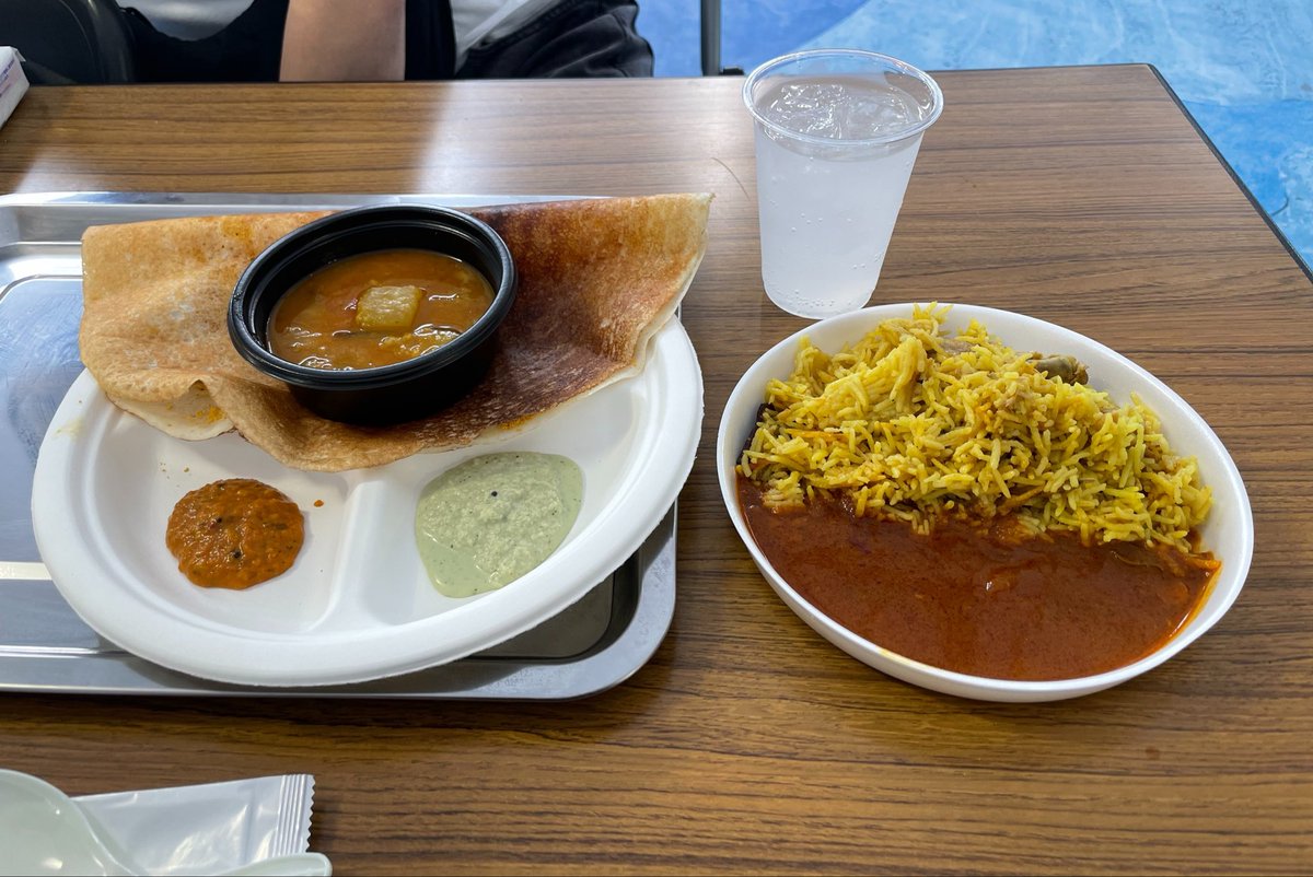 hebamanzu's tweet photo. 東京カレー万博にて！🍛
スリマンガラムさんのポディドーサとチキンビリヤニ🫶 https://t.co/wDJ9QdCudd