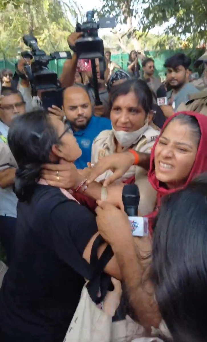 RahulSeeker's tweet photo. It is not Delhi Police hand choking @neha_aisa by the neck.
It is Gujju Modi Shah’s hand that has been choking each and every dissent in India for the last 12 years. https://t.co/6ByChGEgdP