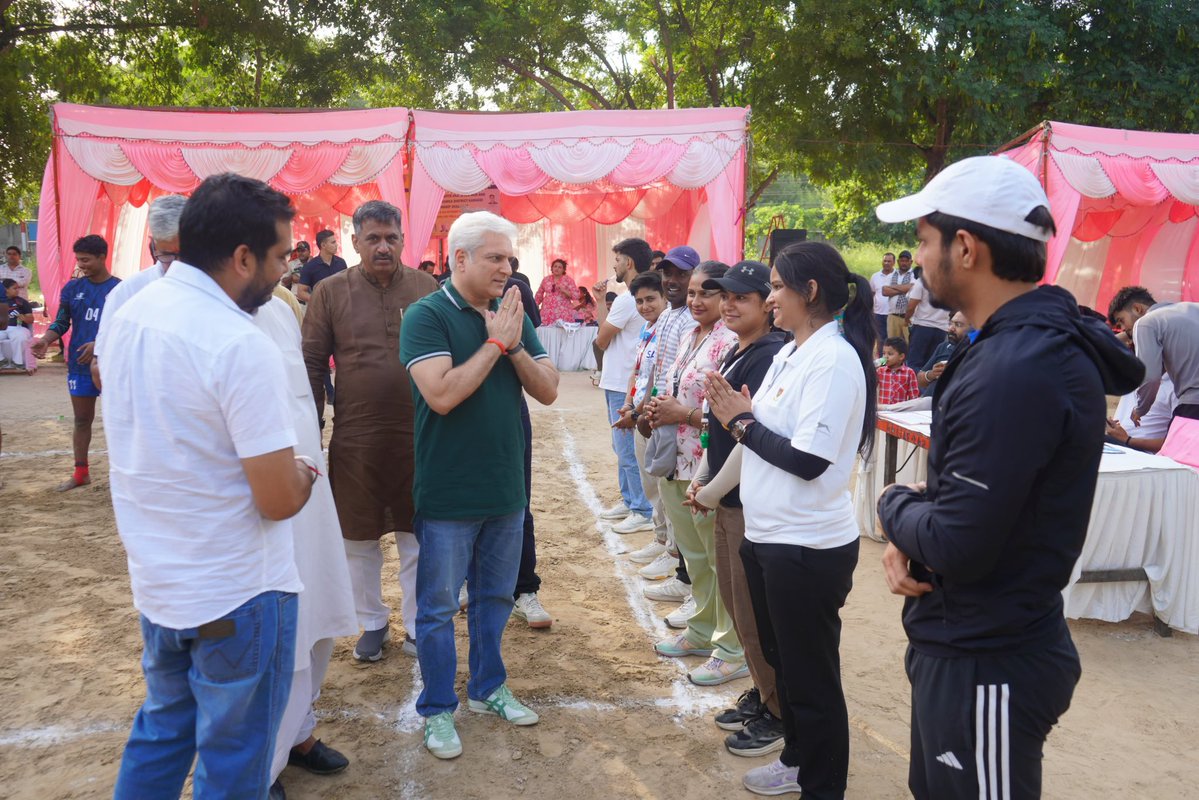 kgahlot's tweet photo. आज दादा देव मंदिर मेला ग्राउंड में आयोजित द्वारका जिला कबड्डी चैंपियनशिप 2026-27 में प्रतिभाशाली खिलाड़ियों से मुलाकात की तथा विजेता खिलाड़ियों को पुरस्कार प्रदान कर उनका उत्साहवर्धन किया। 🤼‍♂️🏆

प्रतियोगिता में सभी खिलाड़ियों ने पूरे जोश, अनुशासन, लगन और खेल भावना के साथ शानदार प्रदर्शन किया। प्रतियोगिता में भाग लेने वाले सभी खिलाड़ियों को हार्दिक बधाई एवं उनके उज्ज्वल भविष्य के लिए शुभकामनाएँ।

इस शानदार आयोजन के लिए दिल्ली स्टेट कबड्डी एसोसिएशन एवं दिल्ली द्वारका जिला कबड्डी एसोसिएशन के सभी पदाधिकारियों और सदस्यों को भी हार्दिक बधाई।

ऐसे खेल आयोजन बच्चों और युवाओं को अपनी प्रतिभा प्रदर्शित करने का मंच देते हैं, उनका आत्मविश्वास बढ़ाते हैं और उन्हें खेल के क्षेत्र में आगे बढ़ने के लिए प्रेरित करते हैं। मेरी कामना है कि हमारे खिलाड़ी भविष्य में अपने परिवार, दिल्ली और देश का नाम रोशन करें।

खेलो, बढ़ो और देश का नाम रोशन करो! 🇮🇳