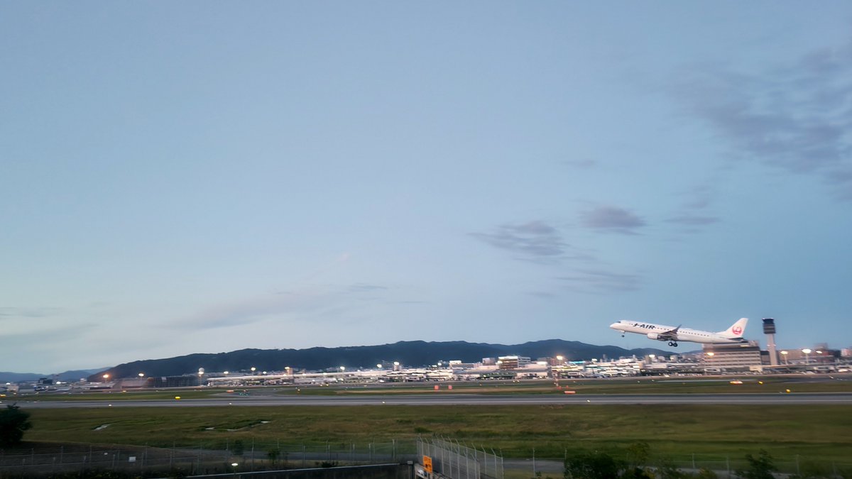 kanade220284's tweet photo. 飛行機もかっこええのな https://t.co/ZBB5ADMUHd