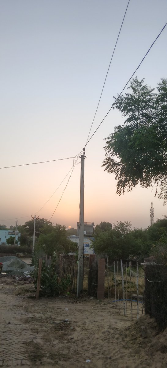 Musafir_921's tweet photo. गांव की शाम 🍁 https://t.co/3BxAv8o4kC