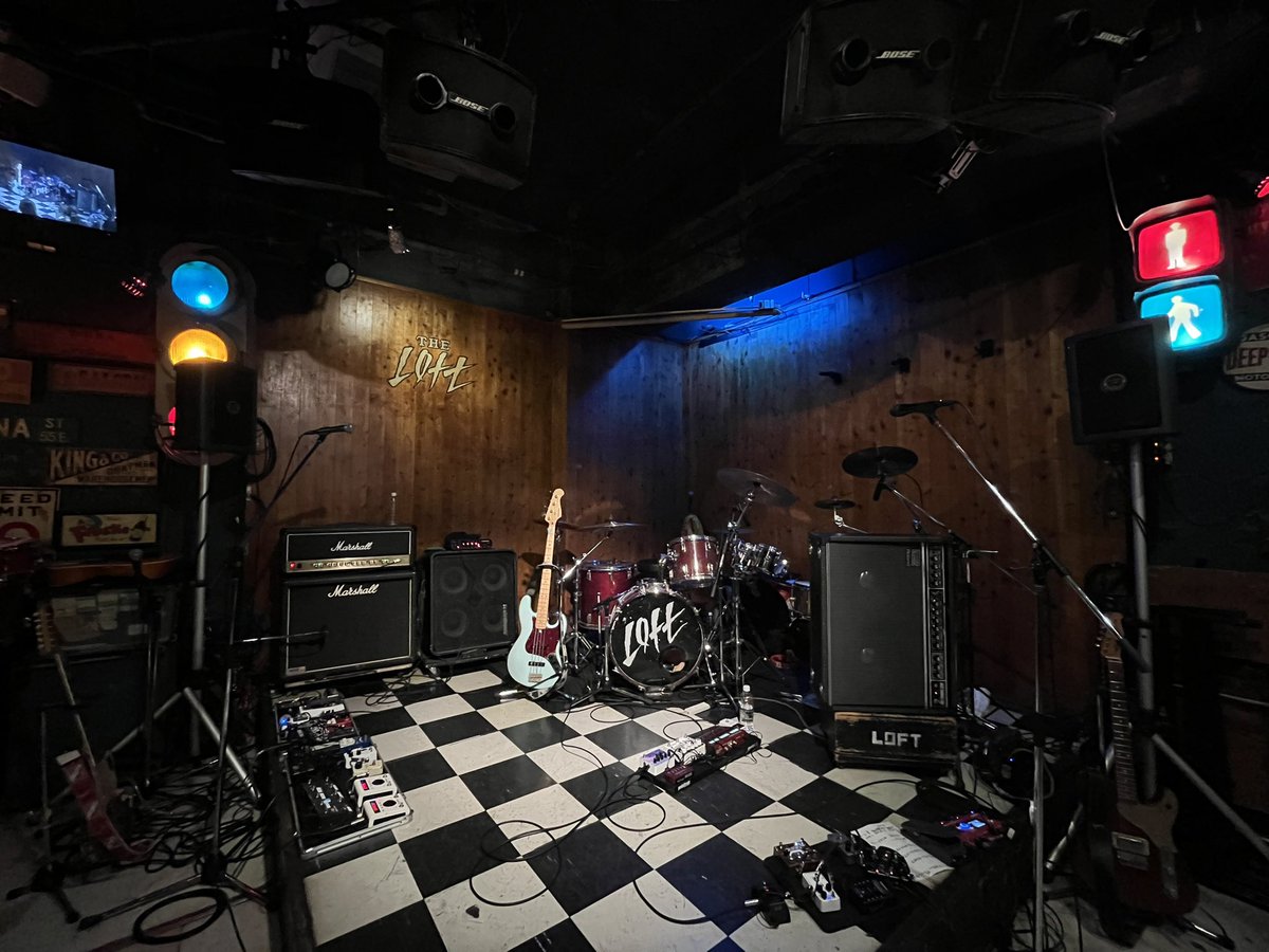 ff_mgm_ff's tweet photo. BYOKA楽しかったぁぁぁ!!!爆音過ぎて耳壊れるかと思った笑。小暮さんとたけまるさんが向かい合って叩いてるのを観てテンション上がる。ステージぎゅっとしてやるのもいいね。森野さんが後半に向けて元気になってくのが面白かった。
#BYOKA
#BARTHELOFT
#新宿LOFT50thCIRCUIT2026 https://t.co/SxrpNUbbjL