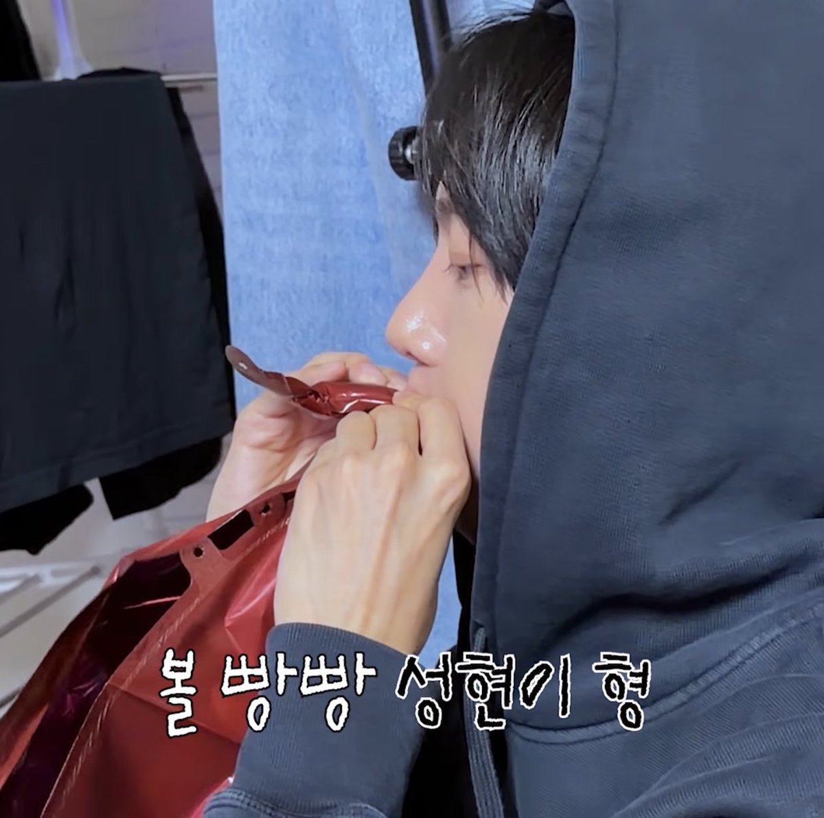 ddddualgi's tweet photo. 쭌이라는사람이 육성으로 >>볼빵빵성혀니형<<이라는말을뱉음 https://t.co/zybOeuvFRC