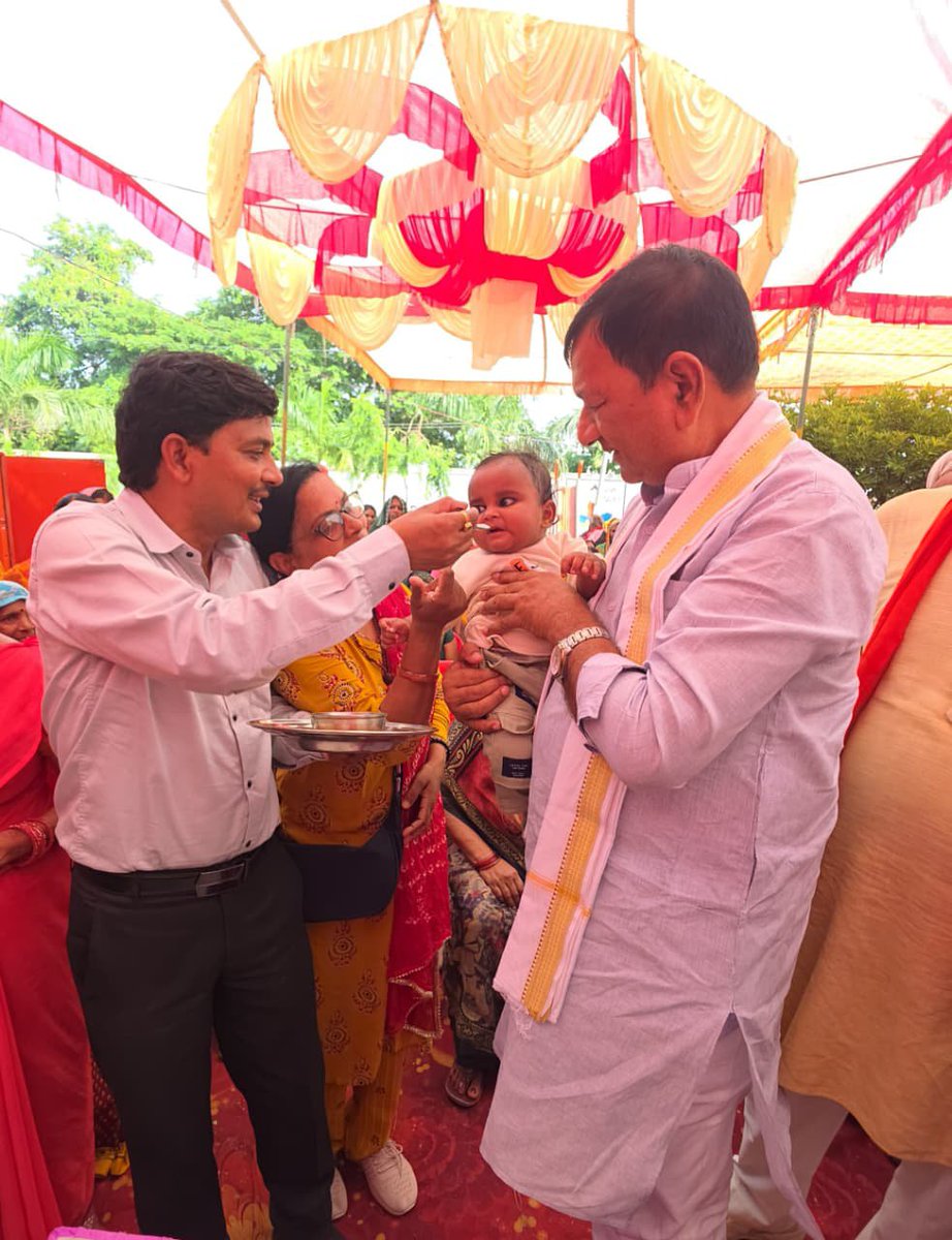dmgonda2's tweet photo. ग्रा०पं० पिपराखुर्द में 30 केवीए सोलर पैनल, 2 अदद् स्मार्ट बोर्ड, प्रा०वि० हेतु वैन, बच्चों को स्टेडी टेबल, निराश्रित महिलाओं पेंशन, मुख्यमंत्री बाल सेवा योजना स्वीकृति पत्र आदि का मा० विधायक गौरा श्री प्रभात वर्मा तथा सीडीओ द्वारा उद्घाटन एवं वितरण किया गया।
#सेवा_संकल्प_अभियान https://t.co/G3qADUFYRj