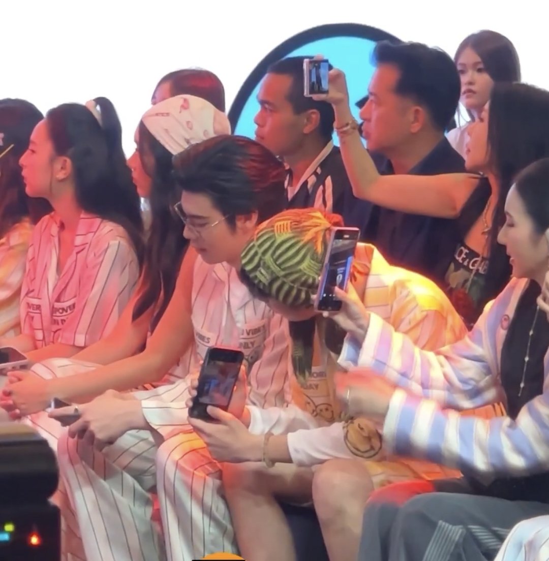 lnwhmu's tweet photo. คนอื่นถ่ายเชอแตม ส่วนน้องเวฟแอบถ่ายรูปพี่ธีร์ ส่วนพี่ธีร์รู้ตัวเลยยกกล้องตัวเองมาเซลฟี่คู่น้อง 🫪✋🏻

ส่วนสาววายรอไปเหอะรูปอะ ไม่ได้ดูหรอก5555555555555555555555555555555555&amp;555555555

#SiamCenterBIFW2026xTHEEWAVE 
#Theewave #tthi_eks #waavetnp https://t.co/bkLsKnmQv4
