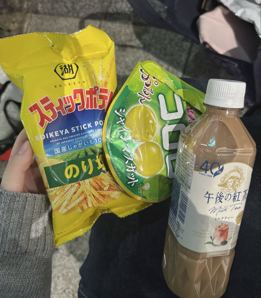 mayuramusic's tweet photo. 今日の路上ライブずっと見てくれてた女の子3人組が本当に優しくて😭

ライブ終わって片付けしてたら、ダッシュで飲み物とお菓子を買いに行ってくれたみたいで、走って渡しに来てくれて。

「間に合った〜！」って🥹

その気持ちがもう嬉しすぎて
それだけでまた頑張れるなぁって思った。

ありがとう😭 https://t.co/gu0X3BZcUY