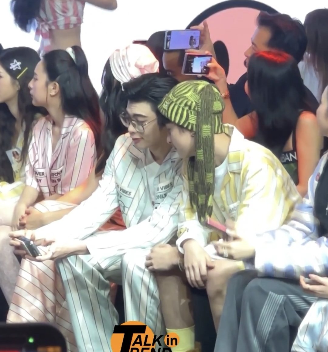 lnwhmu's tweet photo. คนอื่นถ่ายเชอแตม ส่วนน้องเวฟแอบถ่ายรูปพี่ธีร์ ส่วนพี่ธีร์รู้ตัวเลยยกกล้องตัวเองมาเซลฟี่คู่น้อง 🫪✋🏻

ส่วนสาววายรอไปเหอะรูปอะ ไม่ได้ดูหรอก5555555555555555555555555555555555&amp;555555555

#SiamCenterBIFW2026xTHEEWAVE 
#Theewave #tthi_eks #waavetnp https://t.co/bkLsKnmQv4