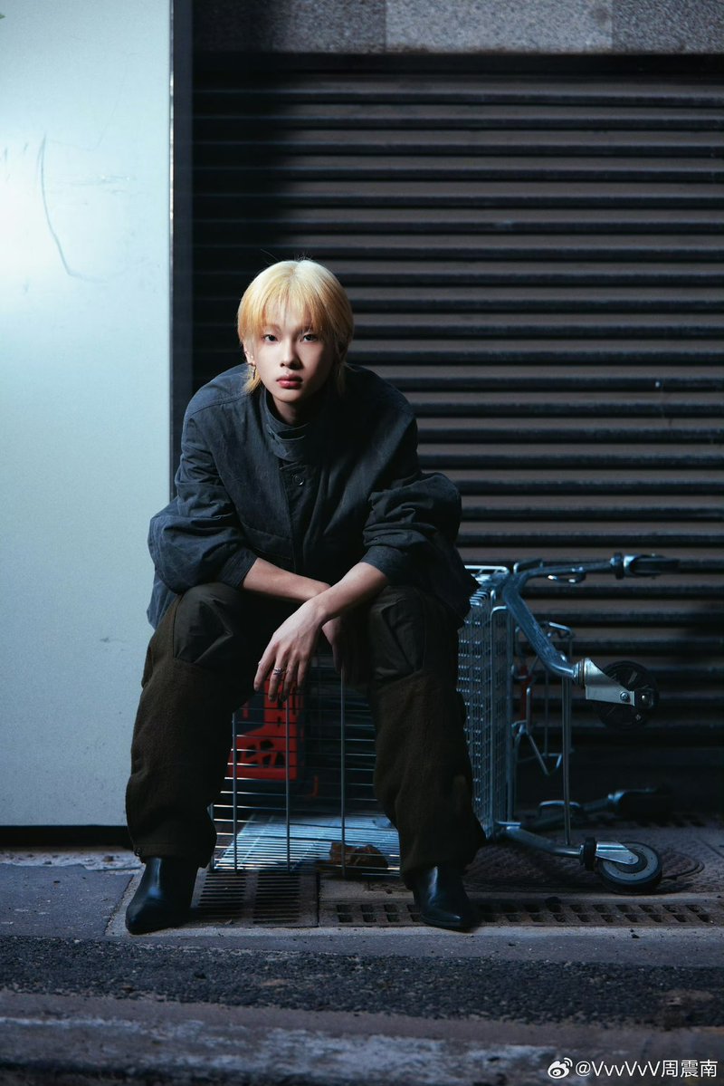 amanmaiyn's tweet photo. โจวเจิ่นหนาน in Paris เท่มากกป https://t.co/O9cniUeini