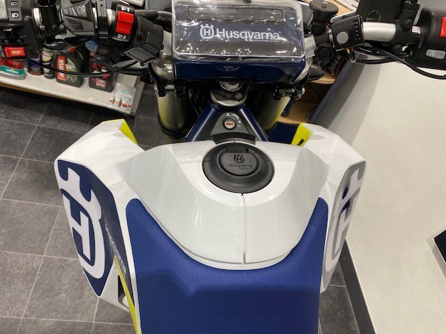 KTM819O4's tweet photo. #701enduroLR #前後タンク切り替えスイッチ #MST #RallyKit #3600ユーロ
701EDのビッグタンクは純正オプショナルパーツであって
前後タンク切り替えスイッチが付いていました!
MSTのラリーキット3600ユーロ!(◎_◎;)
690enduro Rと690Rallyの価格差は実は格安なのです! https://t.co/JakCMpbYG7