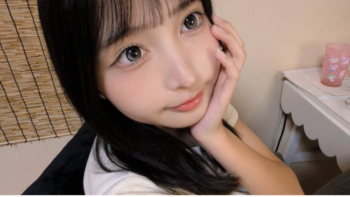 rinon__0720's tweet photo. みんなこんばんは！！
今日もお疲れ様でした꒰՞ ܸ. .ܸ՞꒱♡

オンラインレッスン1日目🎀
学ぶことが沢山ありました✩.*˚

自分の課題を明確に教えていただいたので、
自分の中で上手く処理して
成長していけたらなー、と！🙂‍↕️

そしてSNS毎日更新頑張ります！
今日のりのんも👈🏻

#女子高生ミスコン https://t.co/mGfxCnZid5