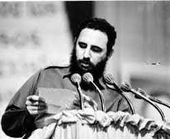 CubaMES's tweet photo. 🌟 En aquel histórico encuentro, #FidelPorSiempre dio lectura a la emotiva carta de despedida del Che:

🇨🇺❤️ "Otras tierras del mundo reclaman el concurso de mis modestos esfuerzos… dejo un pueblo que me admitió como un hijo; eso lacera una parte de mi espíritu."

#Cuba https://t.co/ZHw5142JNU