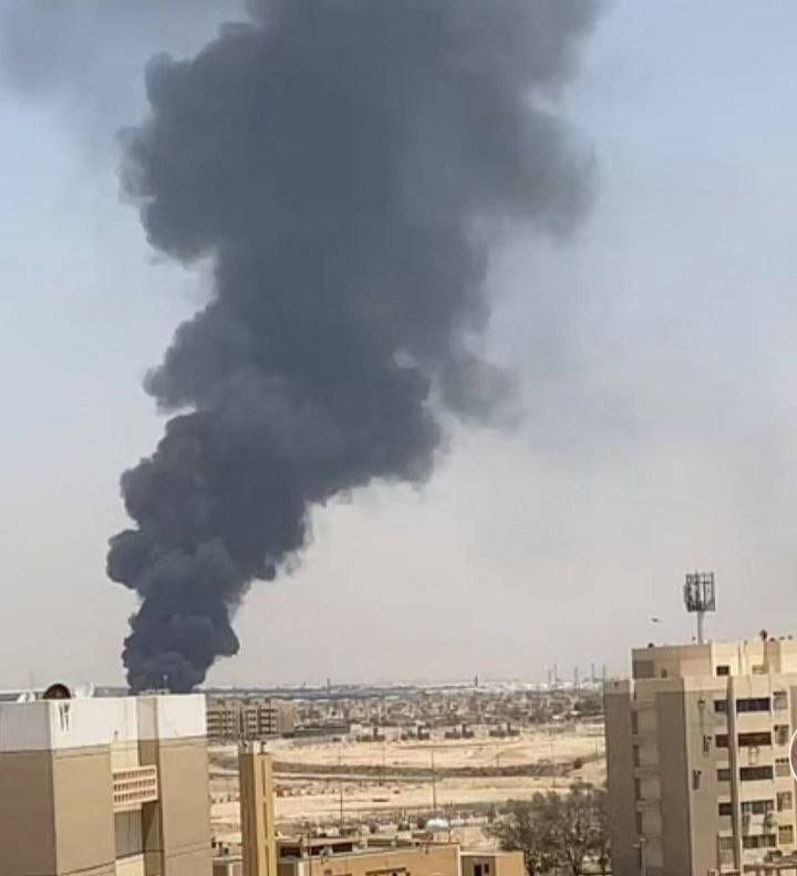 NabeelJapal's tweet photo. مشاهد اشتعال النيران وتصاعد الدخان الكثيف في خزانات منشأة تابعة لـ #أرامكو في #الرياض 

#الحصار_بالحصار 
#التصعيد_بالتصعيد https://t.co/9xU0ldV0ip
