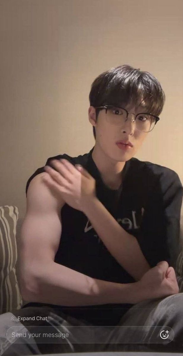 pinkgialley's tweet photo. looking so cute while flexing he wants me dead https://t.co/4VXFWMZDth