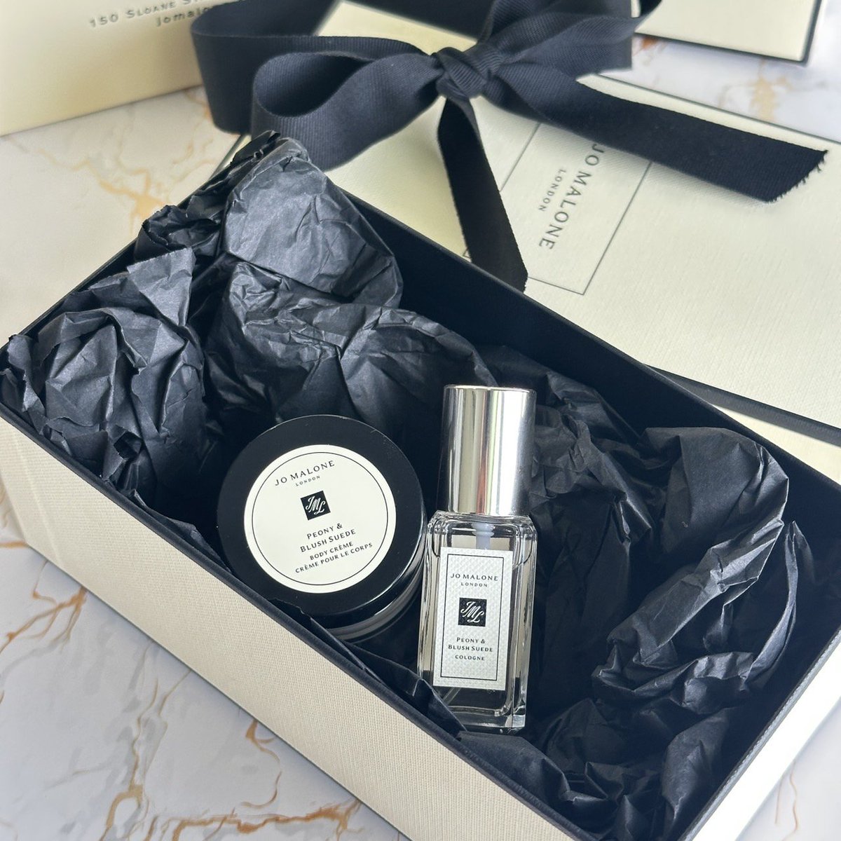 Fon_srlk's tweet photo. พร้อมส่ง

Jo malone London Peony &amp; Blush Suede Duo Set with Box

💕 เซ็ทพร้อมกล่อง : 1,090฿ 
💕 รับถุง + 100฿

🍃 Body Cream 15 ml 
🍃 น้ำหอมหัวสเปรย์ 9ml

✨️ เซ็ทคู่ น้ำหอมพร้อมครีมน้ำหอม กลิ่นสุดฮิต Peony &amp; Blush Suede พร้อมกล่องริบบิ้น https://t.co/6HMLL9IejK