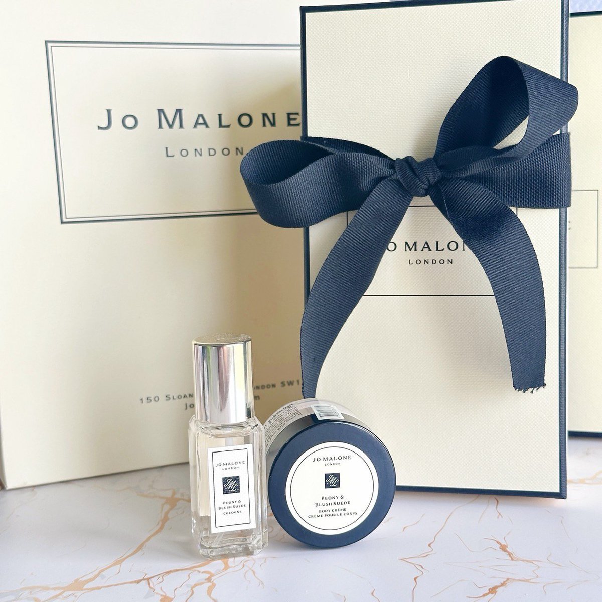 Fon_srlk's tweet photo. พร้อมส่ง

Jo malone London Peony &amp; Blush Suede Duo Set with Box

💕 เซ็ทพร้อมกล่อง : 1,090฿ 
💕 รับถุง + 100฿

🍃 Body Cream 15 ml 
🍃 น้ำหอมหัวสเปรย์ 9ml

✨️ เซ็ทคู่ น้ำหอมพร้อมครีมน้ำหอม กลิ่นสุดฮิต Peony &amp; Blush Suede พร้อมกล่องริบบิ้น https://t.co/6HMLL9IejK