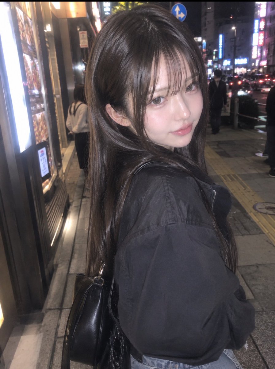 Motedou98p's tweet photo. 土曜の夜、まだ帰らない。

なんとなく街を歩いてたら、
もう少し一緒にいたくなった。

このあと、どこ行く？ https://t.co/kMDKJpZ4Ib