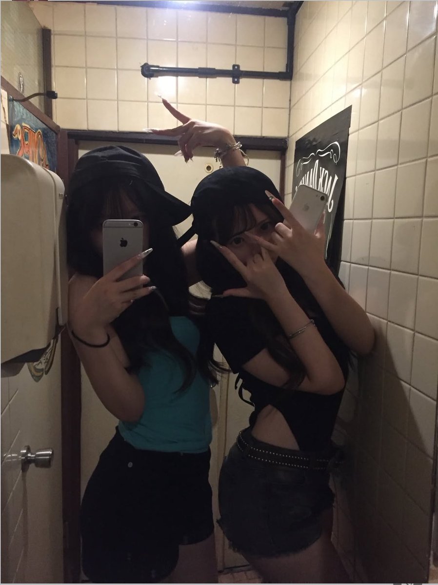 tzsto's tweet photo. あやがトイレでしちゃったの見たい人DMで言って！ https://t.co/CTjbF6caRU